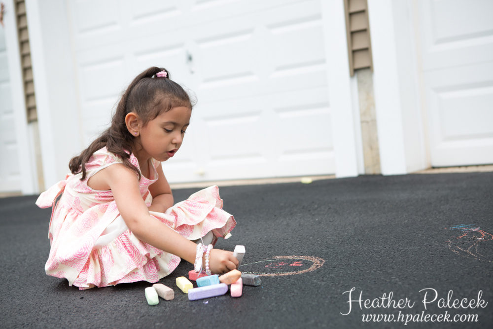 sidewalk-chalk-family-portrait-session