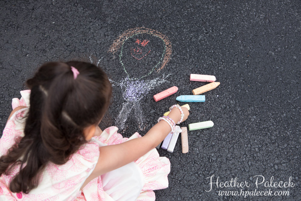 sidewalk-chalk-family-portrait-session