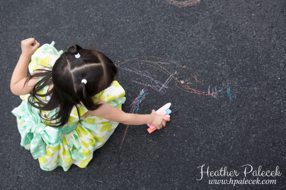 sidewalk-chalk-family-portrait-session
