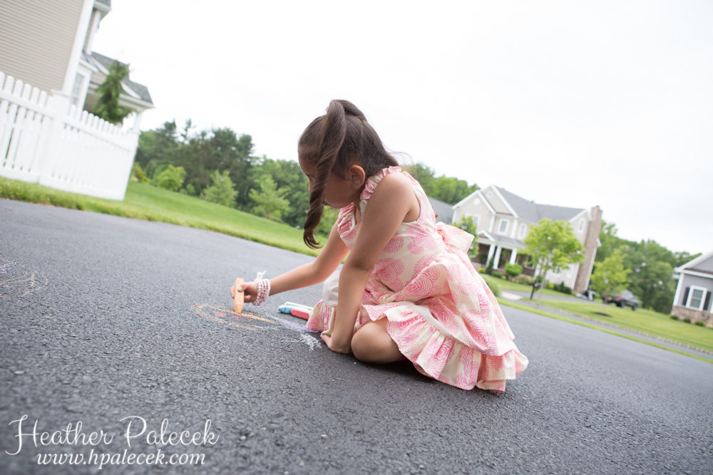 sidewalk-chalk-family-portrait-session