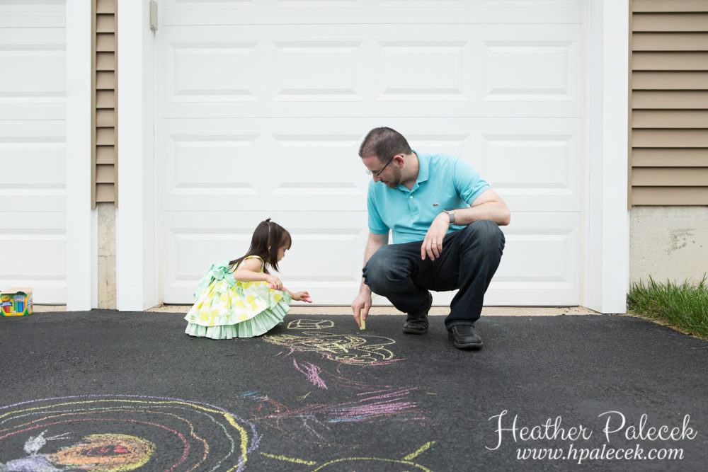 sidewalk-chalk-family-portrait-session