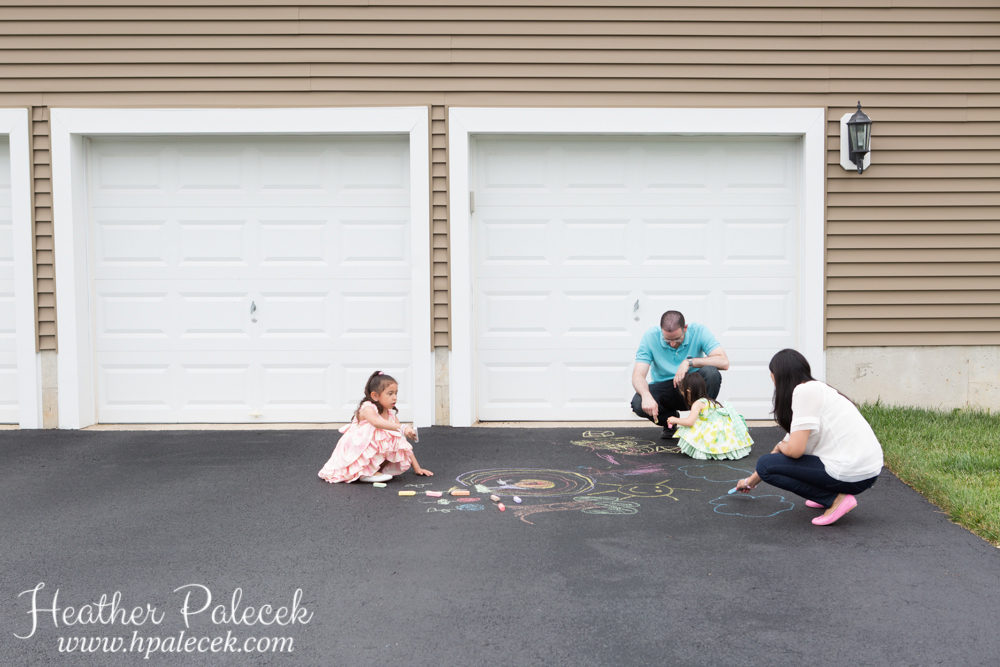 sidewalk-chalk-family-portrait-session