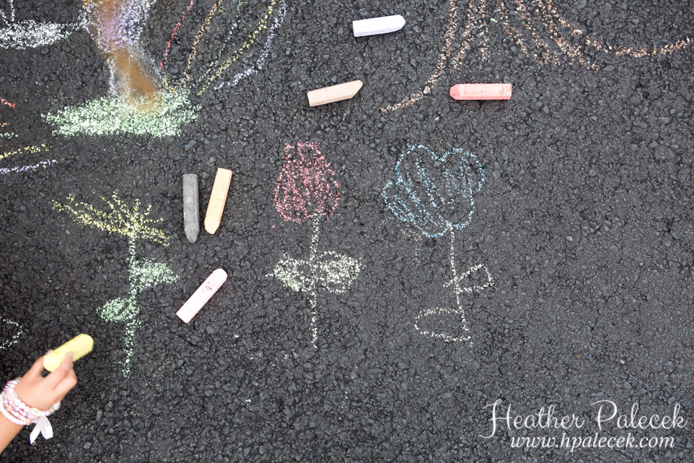 sidewalk-chalk-family-portrait-session
