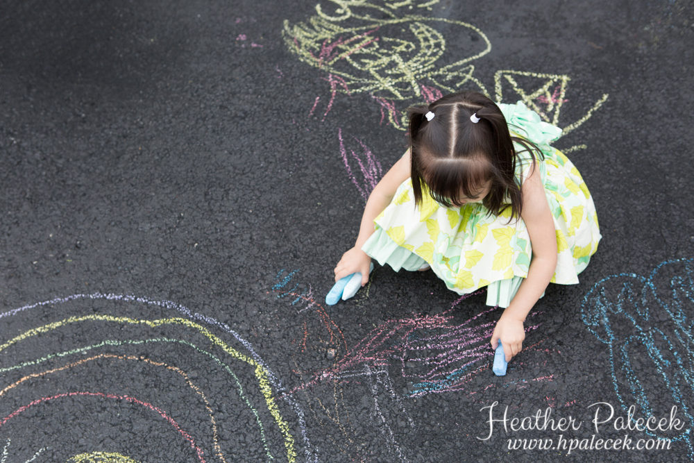 sidewalk-chalk-family-portrait-session