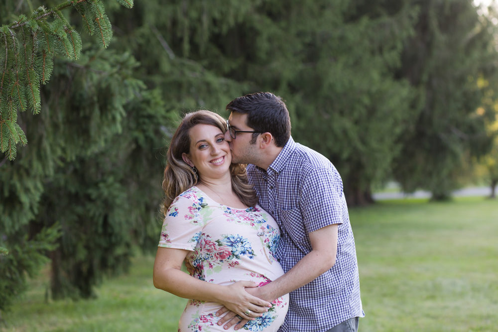 maternity session dad kissing mom cheek