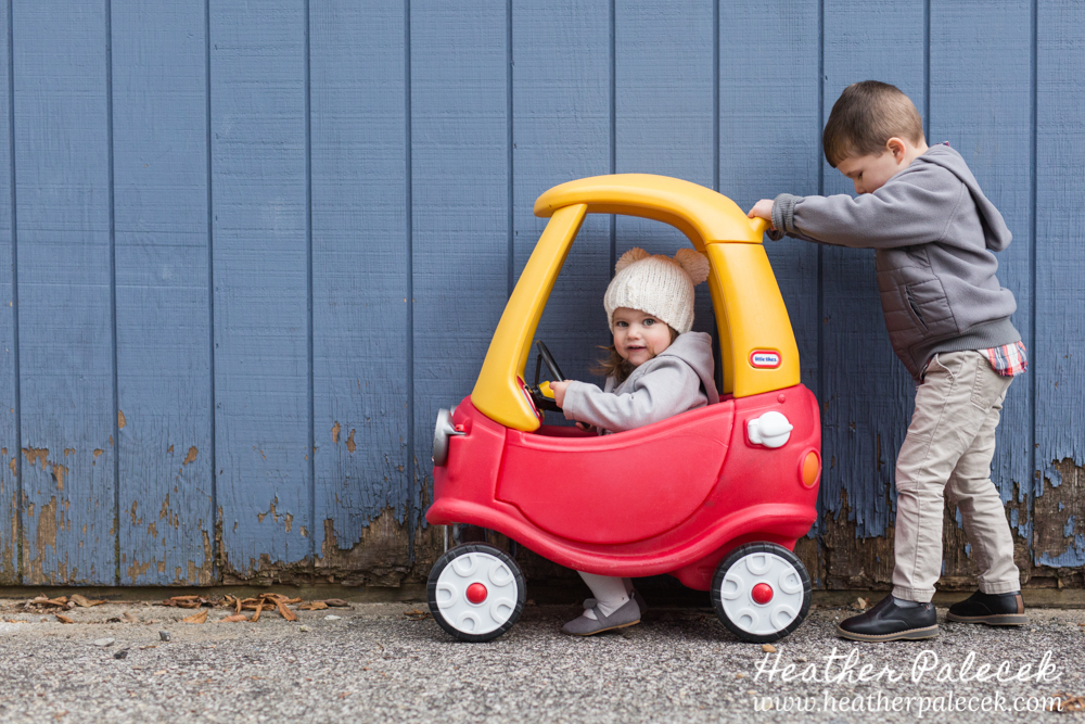 Family Fall Photo Shoot in Front Yard