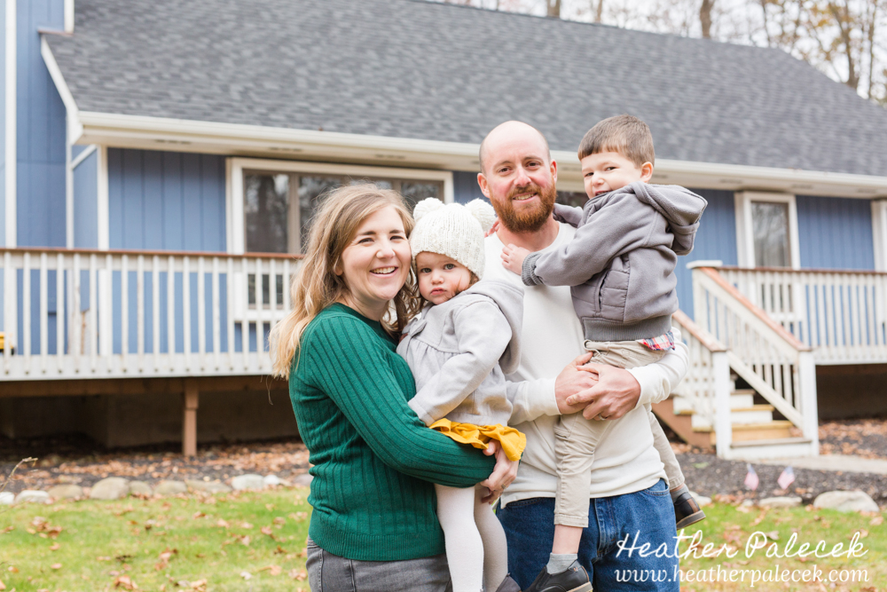 Family Fall Photo Shoot in Front Yard