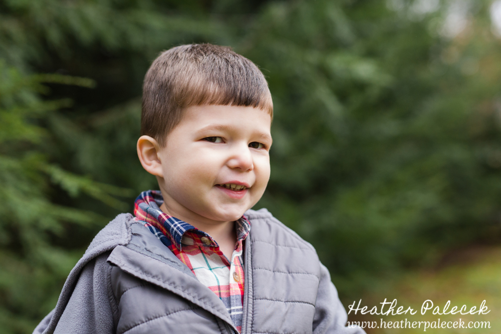 Family Fall Photo Shoot in Front Yard